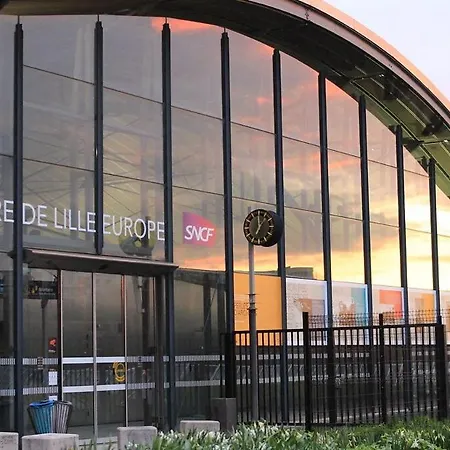 Duplex Calme, Proche Commodites アパート リール